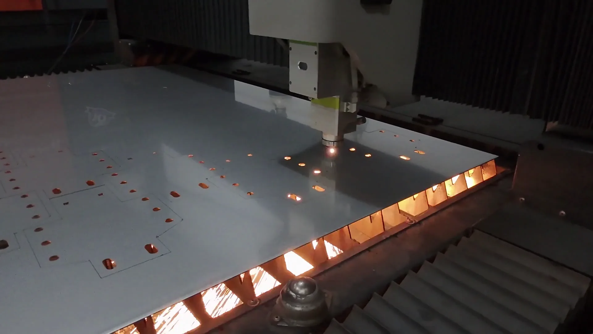 Taller de corte láser LaserForge en producción